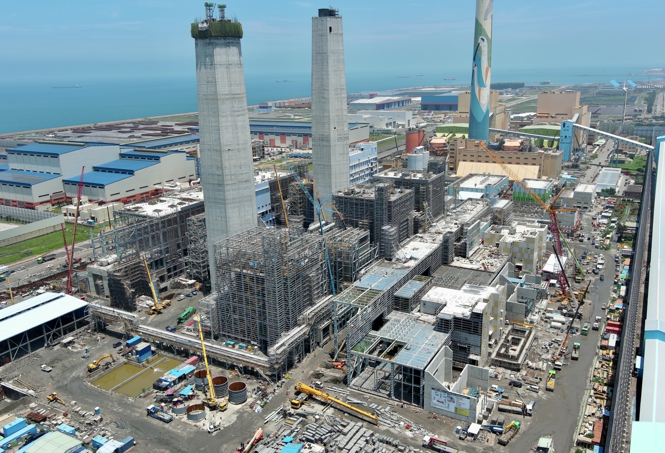 台中電廠近年得以減煤600萬噸，是苗栗通霄電廠更新燃氣機組增加電力，台中市府卡關延宕台中電廠新燃氣機組15個月期間，由其他電廠扛下發電責任。圖為預計今年底上線的台中電廠新燃氣機組。 